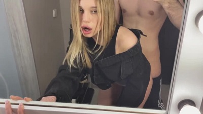 Милая шалунья пришла трахаться к соседу, пока дома нет мужа