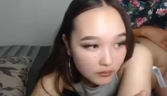 Друг трахал и случайно кончил в казашку на онлайн стриме